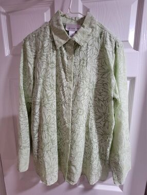 Pretty Susan Graver Style shirt. Light green with a Green Tank- Size XS